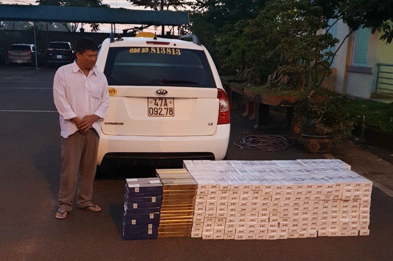 Tai xe taxi cho hang tram cay thuoc la lau hinh anh