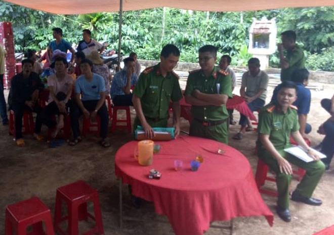 Me tu vong voi nhieu vet thuong, con trai uong thuoc tu tu hinh anh