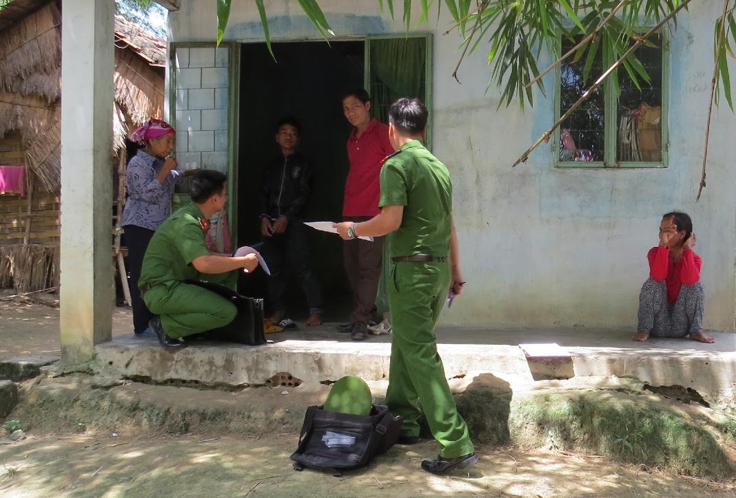 An mang trong bua tiec sinh nhat hinh anh