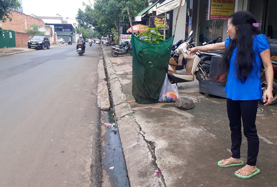 Cô gái đi sinh bị cướp túi xách ảnh 1 Co gai di sinh bi cuop tui xach anh 1