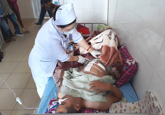 Nam thanh nien trung dan khi dang lam vuon hinh anh