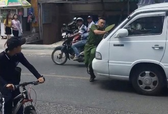 Tai xe lai xe 16 cho ui trung uy cong an hon 100 m hinh anh