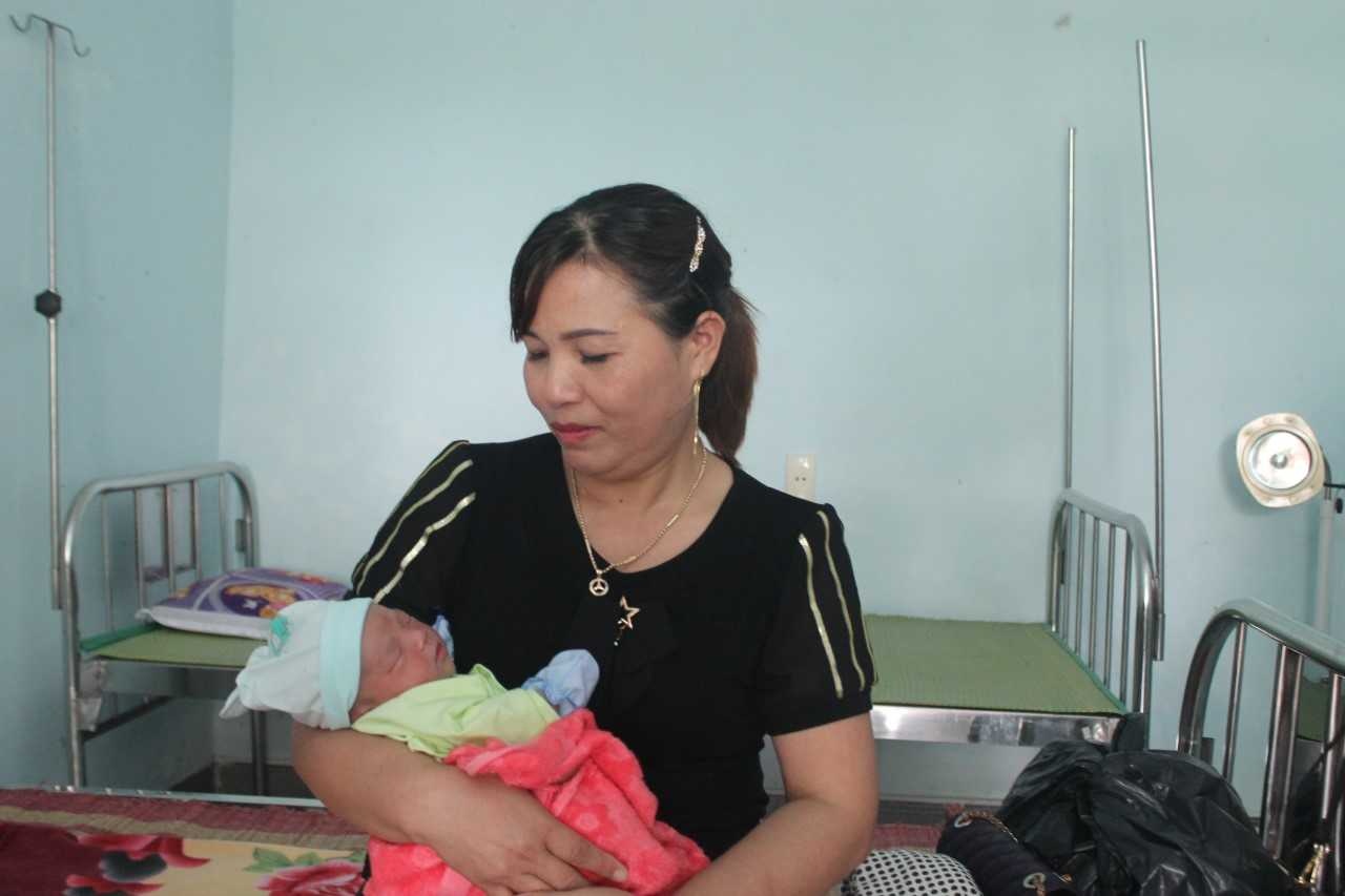 Trẻ sơ sinh bị bỏ rơi ở gốc cây ảnh 1 Tre so sinh bi bo roi o goc cay anh 1