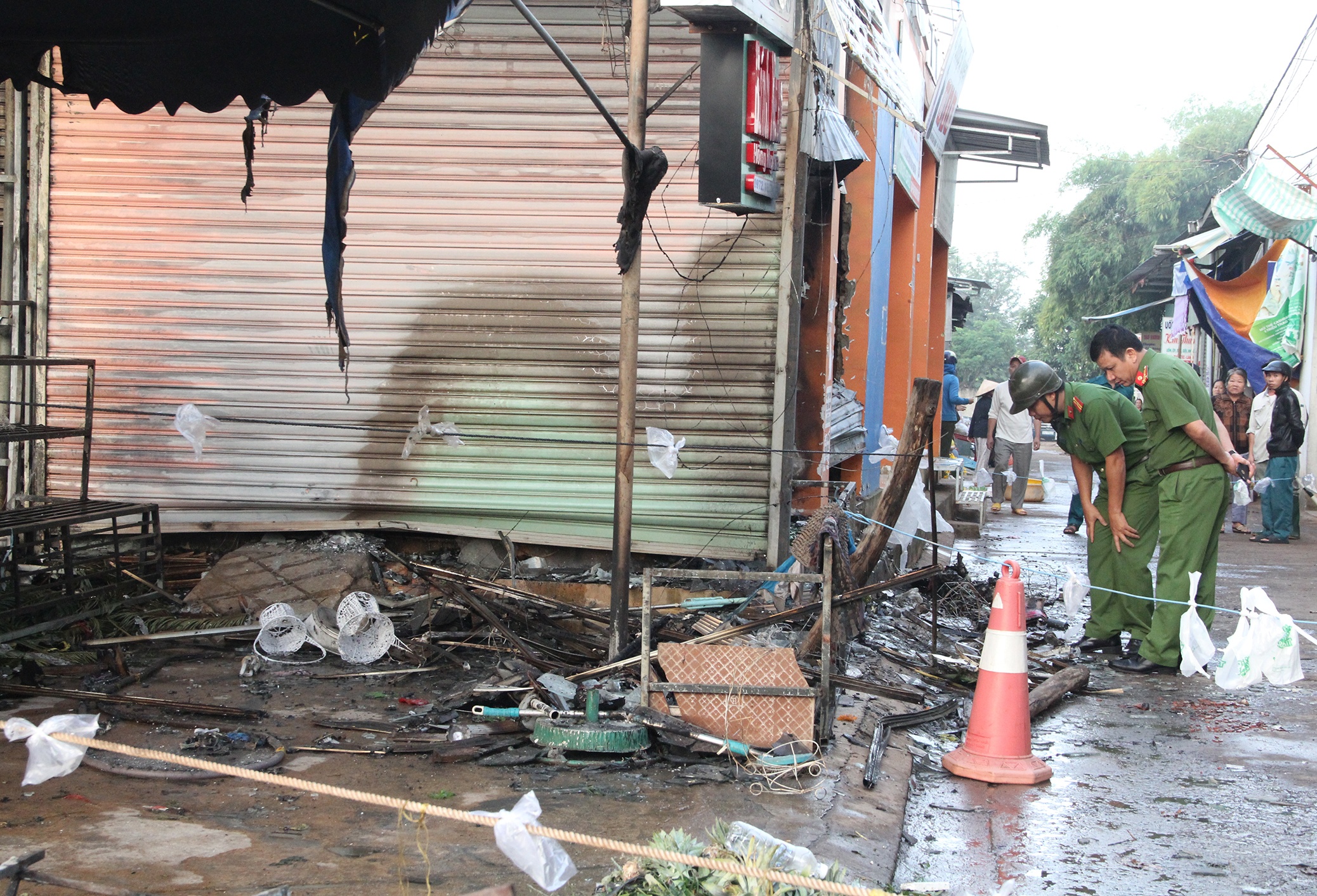 Tieng keu cuu vo vong trong shop hoa bi chay lam 2 co gai thiet mang hinh anh