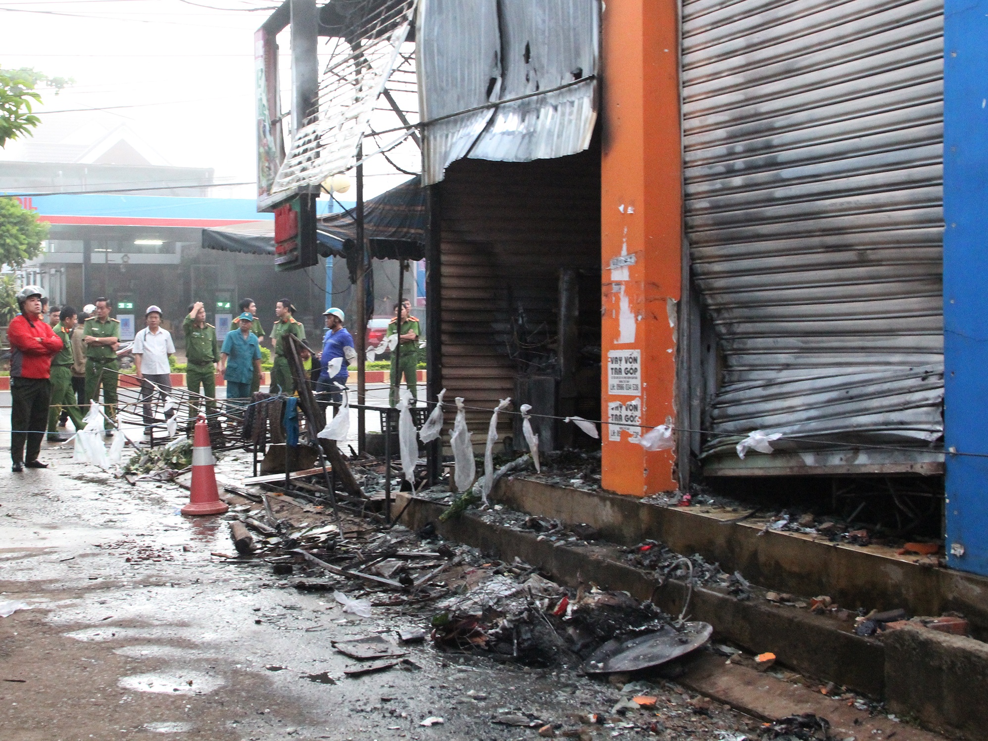 Chay shop hoa, hai co gai thiet mang hinh anh