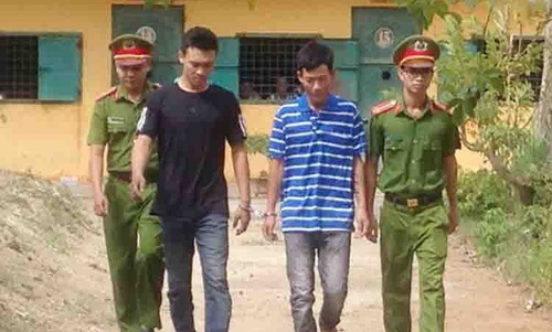 Khoi to ke bat coc 2 cha con doi tien chuoc hinh anh