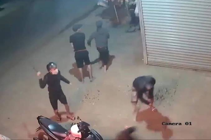 Nhom thanh nien bi chem khi dang ngoi nhau hinh anh