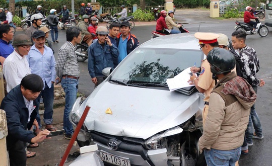 Xe Toyota mat lai gay tai nan lien hoan, 4 nguoi bi thuong hinh anh