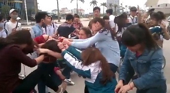 Ngan ban danh nhau, nu sinh lop 10 bi dam hinh anh