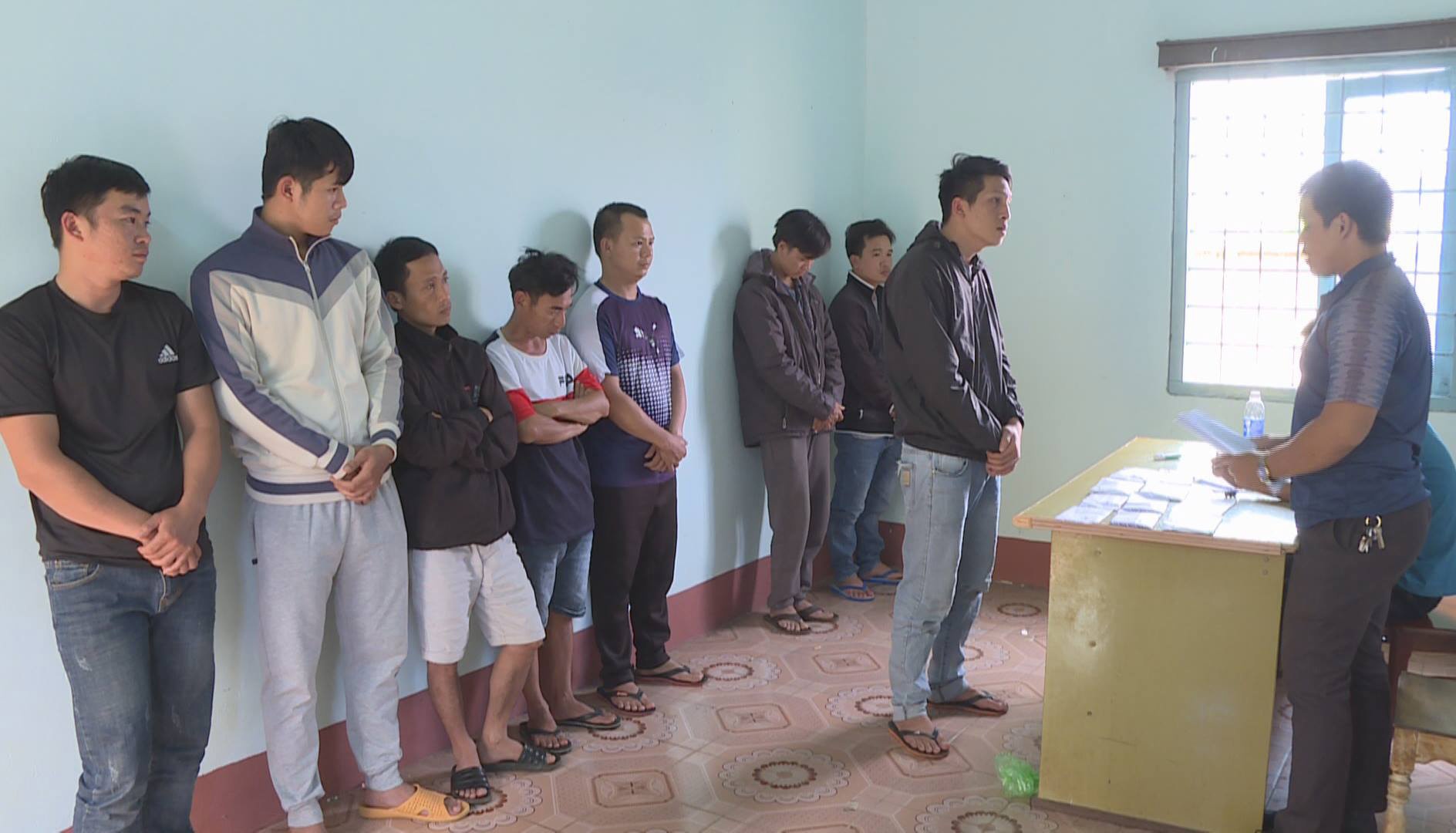 Tam giu 8 nguoi to chuc ca do bong da qua mang hinh anh