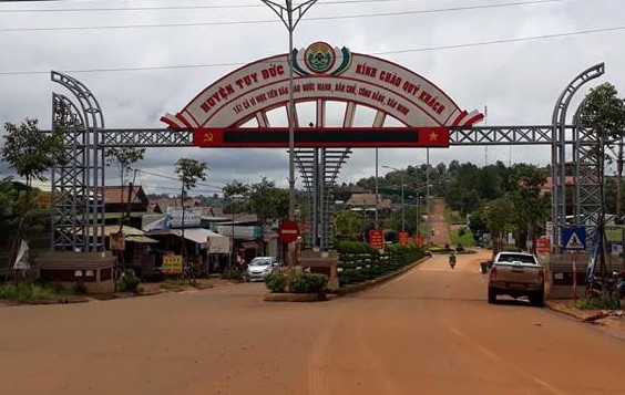 Lanh dao huyen Tuy Duc co bieu hien 'chay chuc, chay quyen' hinh anh