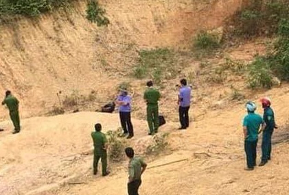 Mot nguoi dan ong chet chay duoi ho dat hinh anh