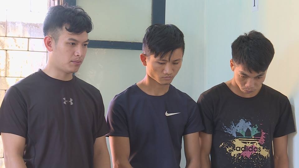 Bat ba thanh nien thue oto di trom nong san hinh anh