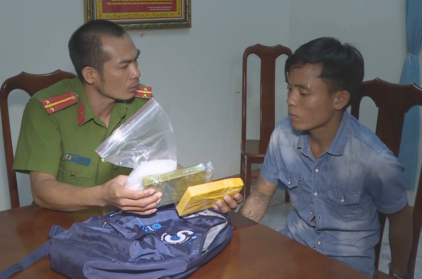 Khoi to nghi pham 33 tuoi van chuyen 2 banh heroin hinh anh