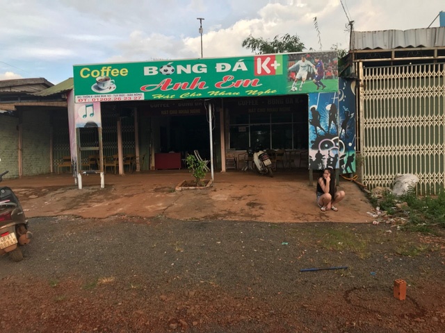 Hai nhom dung sung, dao hon chien tai quan ca phe hinh anh