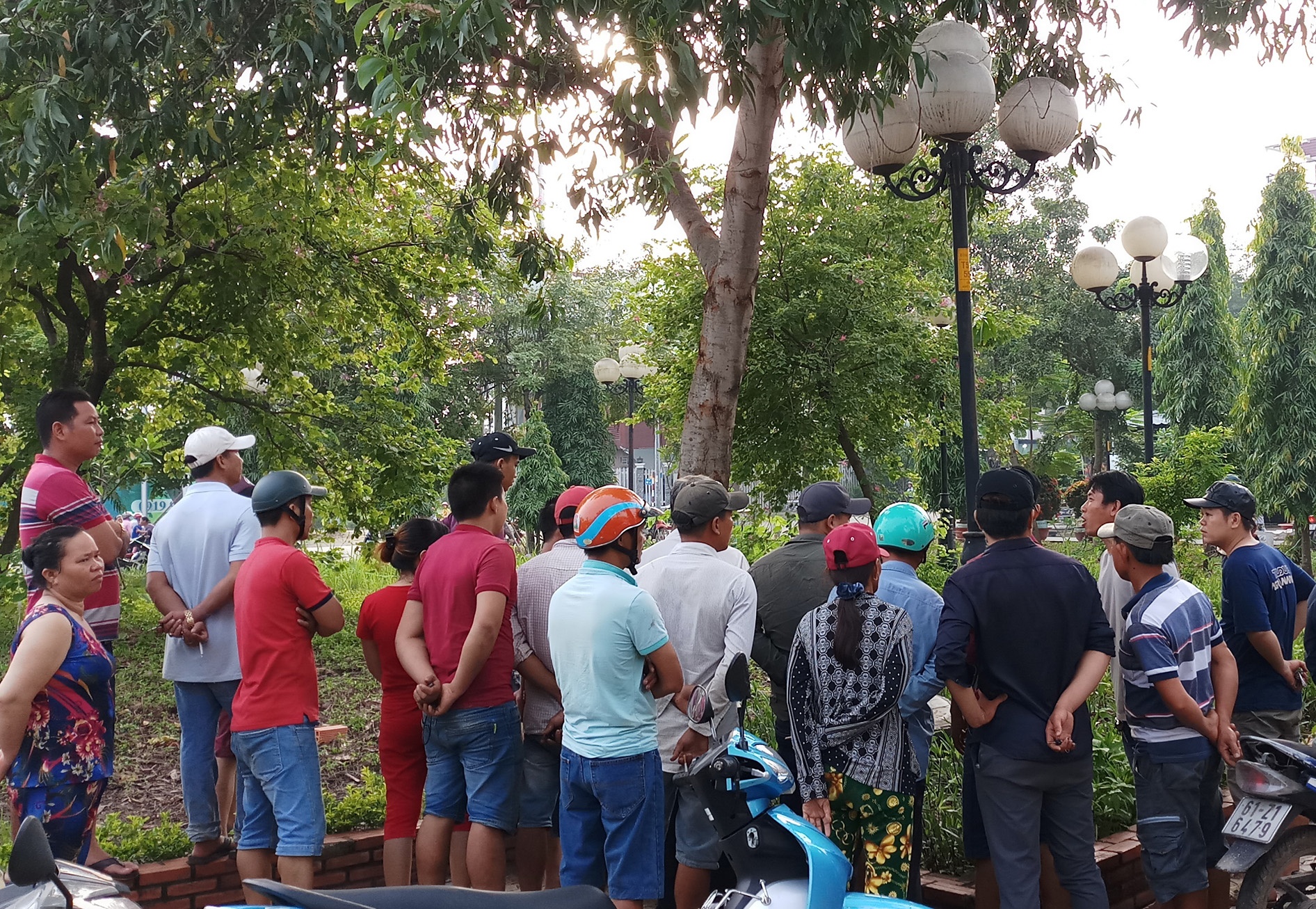 Chu tich xa chet trong tu the treo co tren cay sau rieng hinh anh