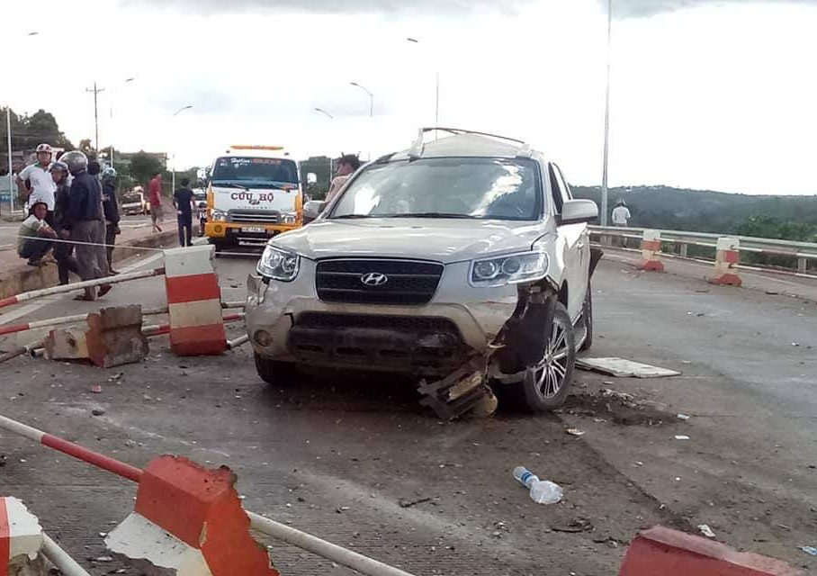 Oto 7 cho bi xe khach dam khi mua ve qua BOT, 3 nguoi nhap vien hinh anh