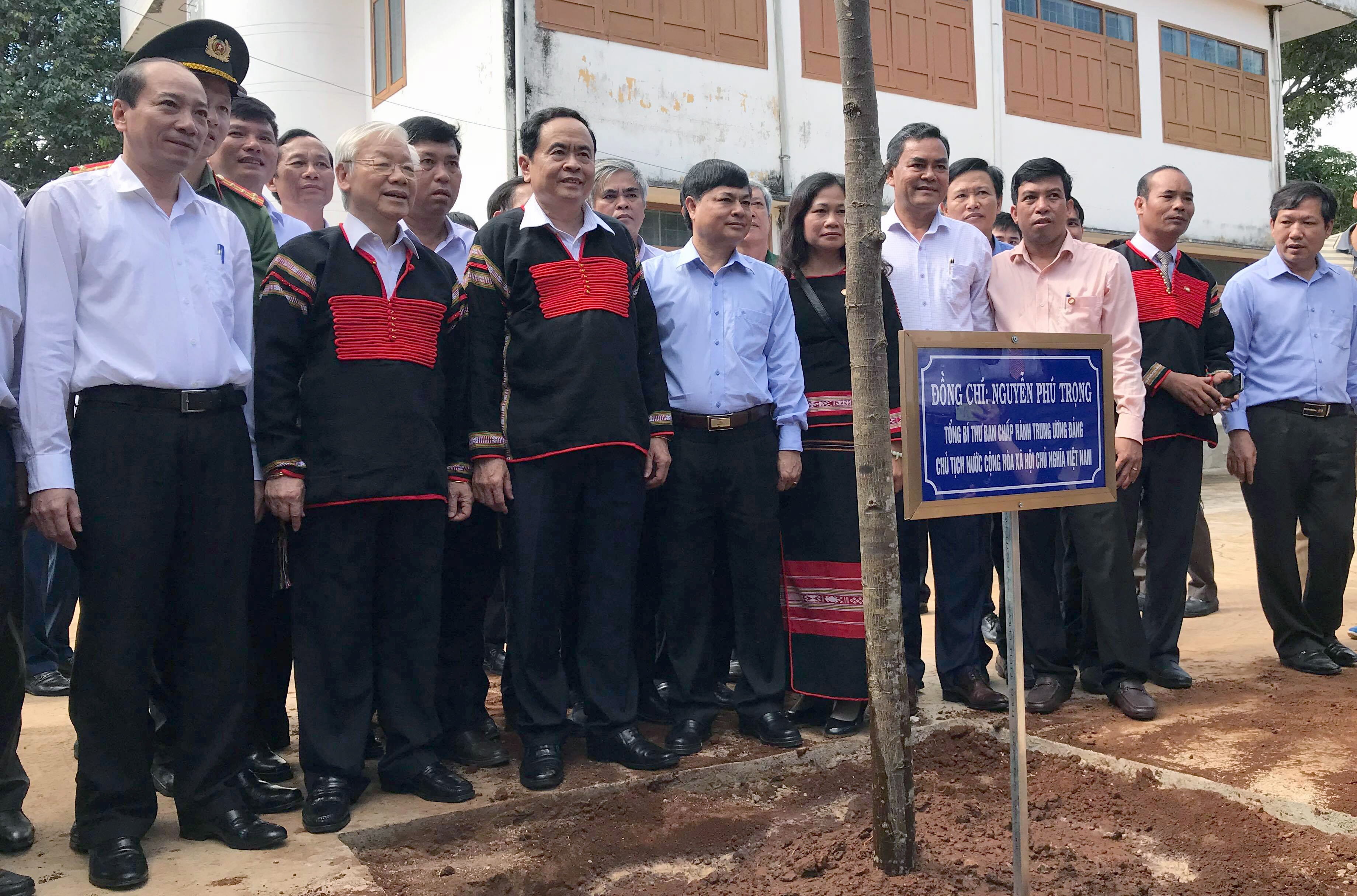 Tong bi thu, Chu tich nuoc du ngay hoi doan ket hinh anh