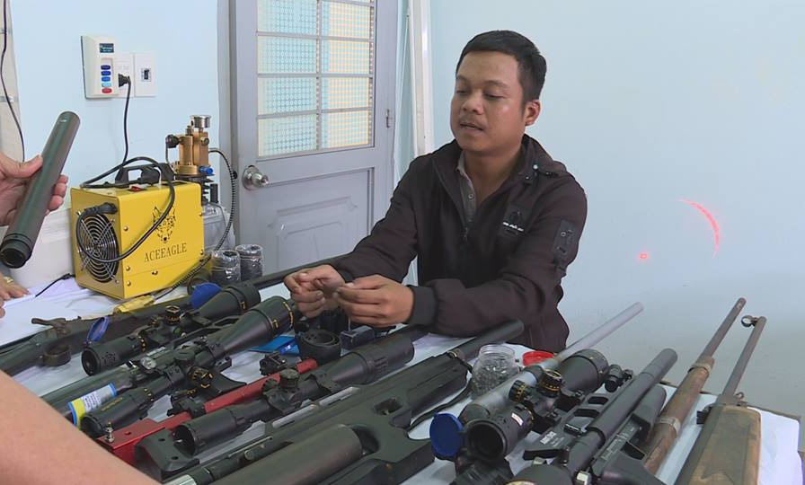 Thanh nien che tao gan chuc khau sung hinh anh