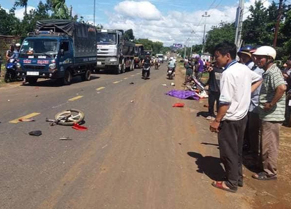 Nguoi dan ong nghi om min tu sat giua duong hinh anh
