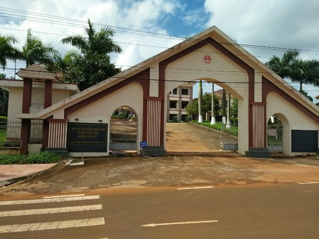 Chu tich huyen bi dieu chuyen ve lam viec o cong vien hinh anh