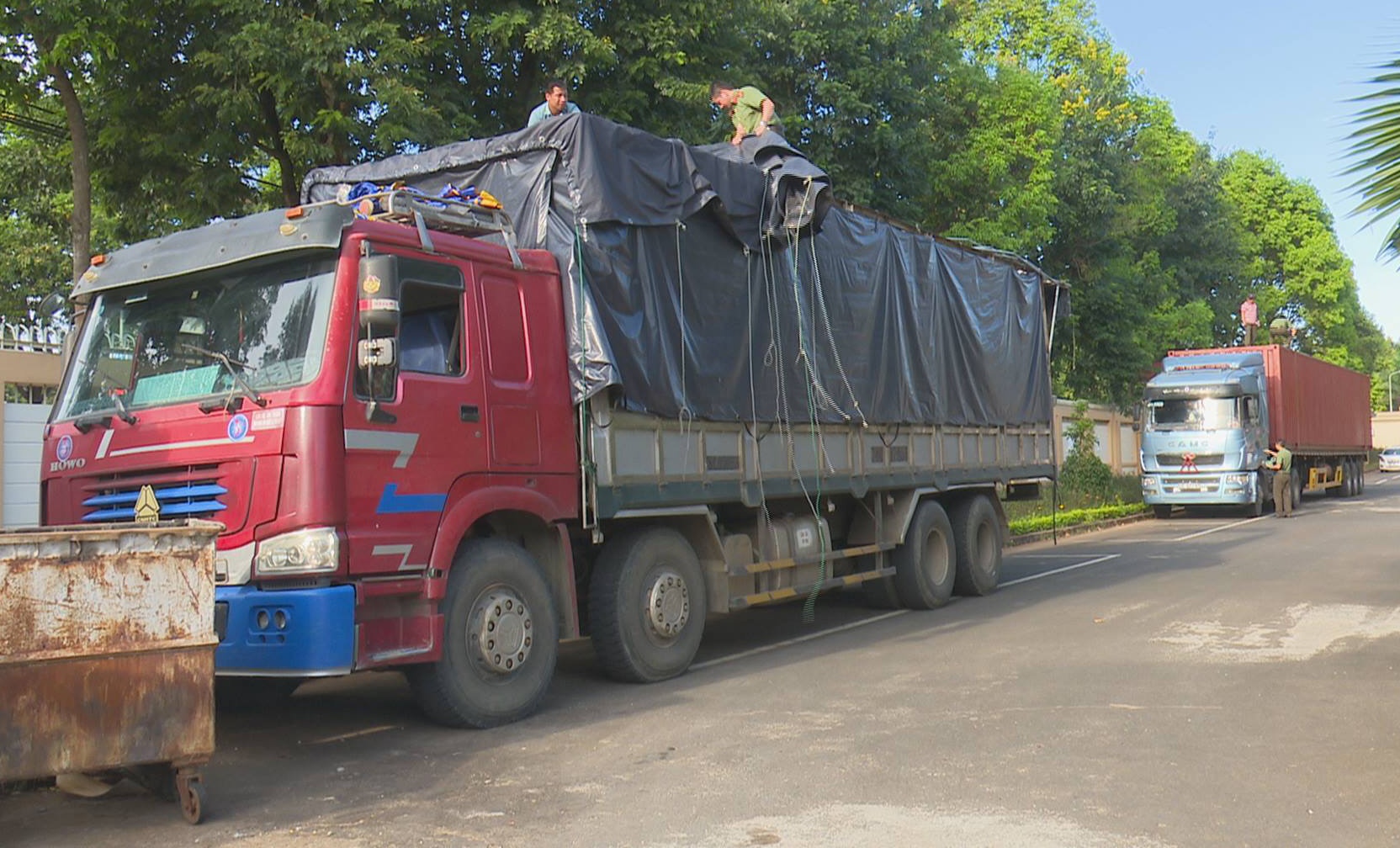 Tạm giữ hai xe chở gỗ lậu ảnh 1 Tam giu hai xe cho go lau anh 1