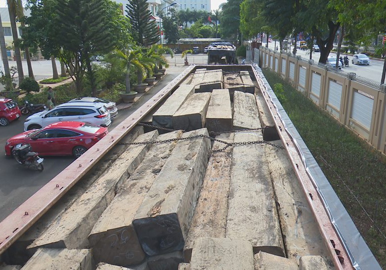 Tam giu 2 xe tai gan bien so gia cho hon 60 m3 go khong giay to hinh anh