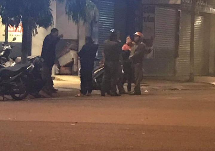 Hai nhom thanh nien hon chien anh 1