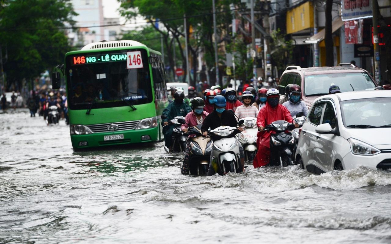 Sang dau tuan sau bao so 9, Sai Gon ngap nuoc, ket xe khap noi hinh anh