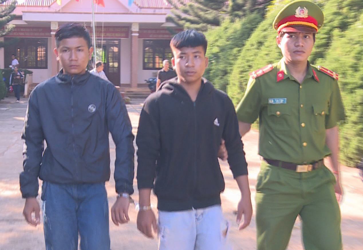 Bat 2 thanh nien danh nguoi chay xe may khien mot co gai te chet hinh anh