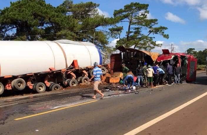 Xe tai lat ngang duong anh 1