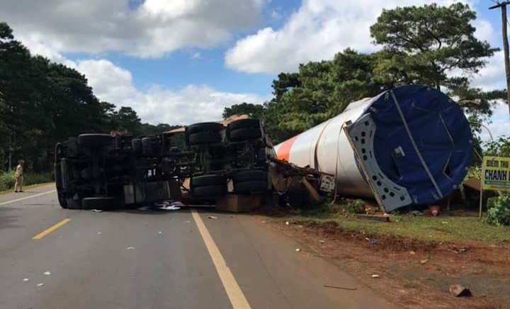 Xe cho than dien gio lat ngang duong hinh anh