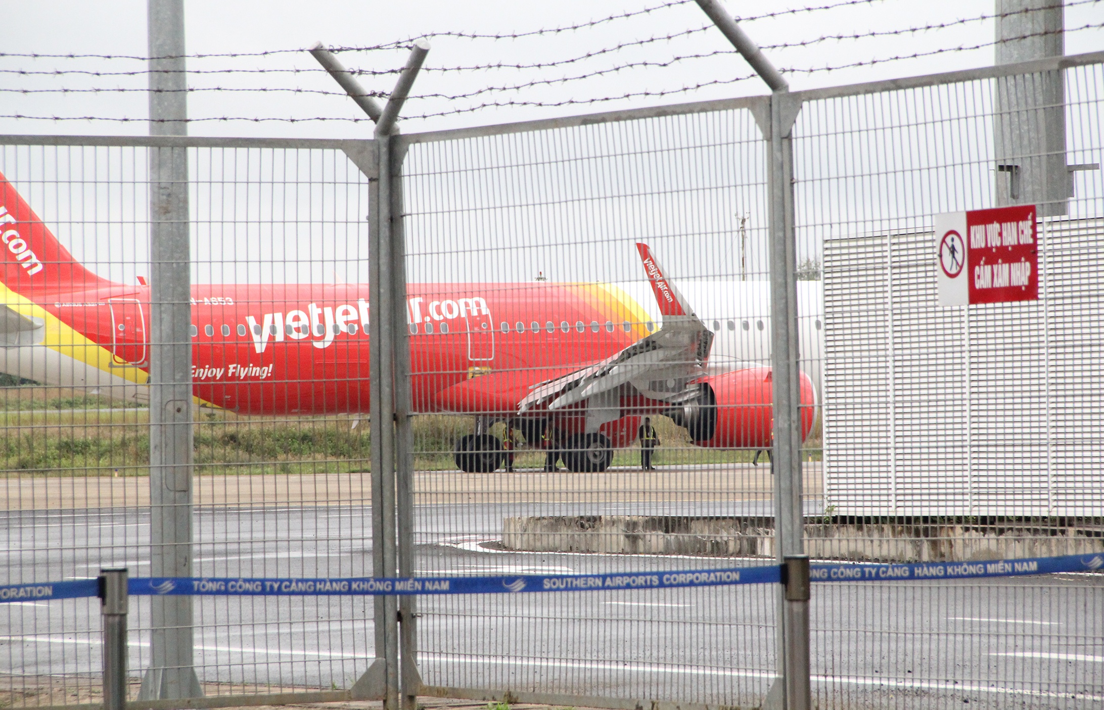 May bay Vietjet gap su co anh 5