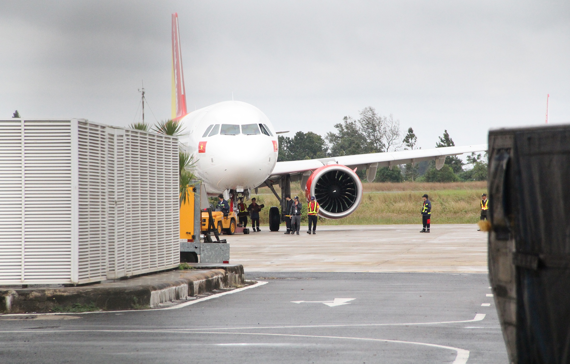 May bay Vietjet gap su co anh 6