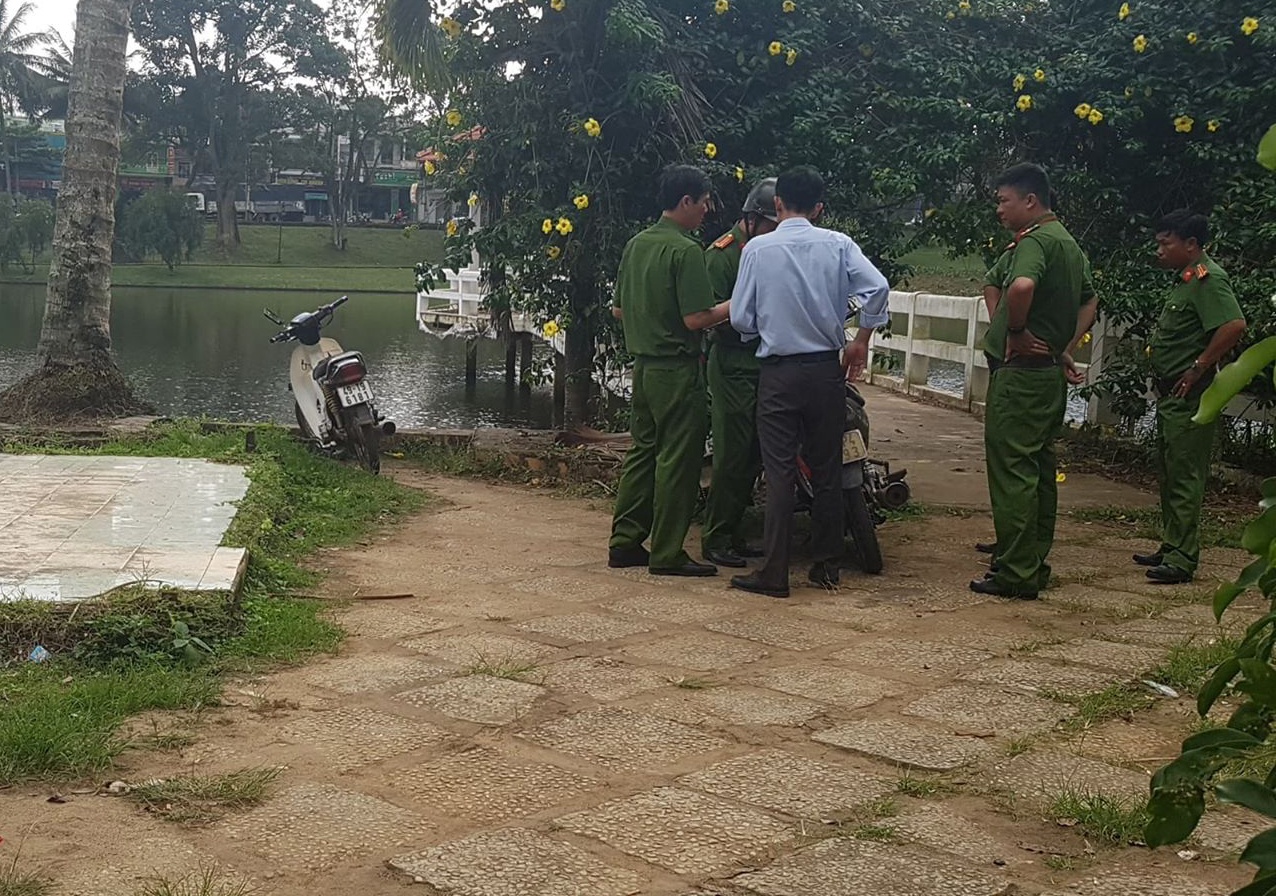 Thanh nien chet duoi ho co hai vet thuong tren nguoi hinh anh