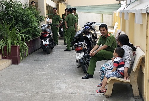 Be gai 2 tuoi tu vong sau bua an chieu o nha tre tu phat hinh anh