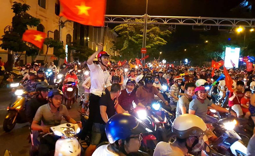 Nguoi dan Sai Gon nang cup som mung doi tuyen Viet Nam chien thang hinh anh