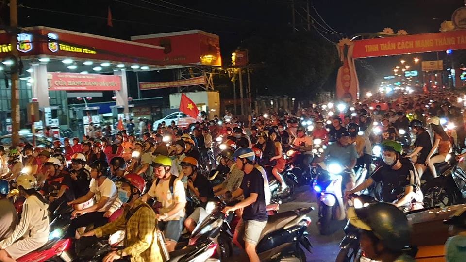 Nguoi dan Binh Duong 'di bao' mung chien thang cua tuyen Viet Nam hinh anh