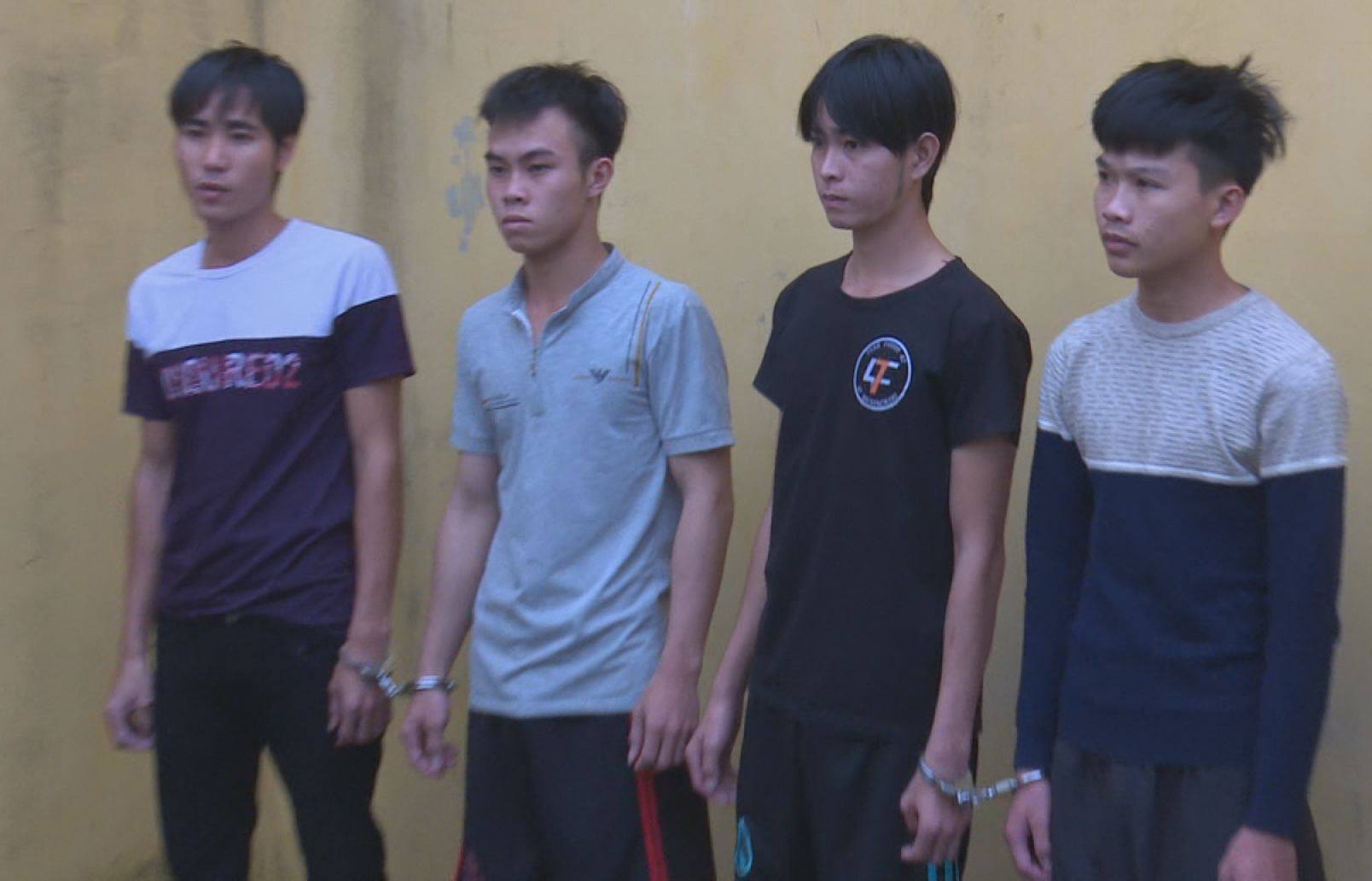 Bat 4 thanh nien dung dao cuop tai san cua phu nu di duong hinh anh