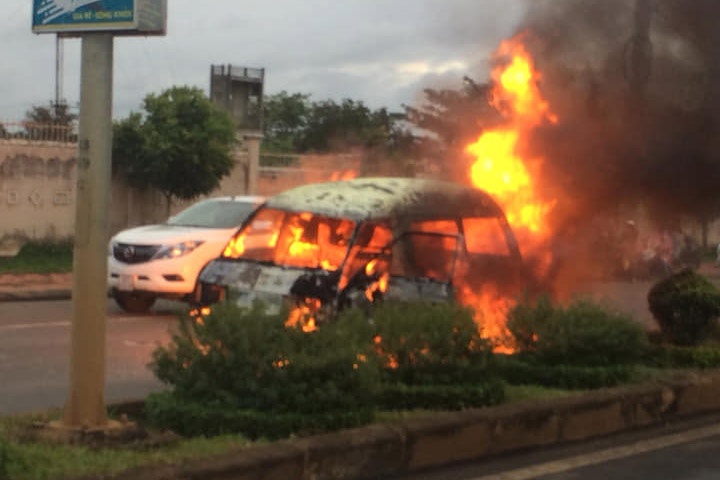 Oto chay rui khi dang chay hinh anh