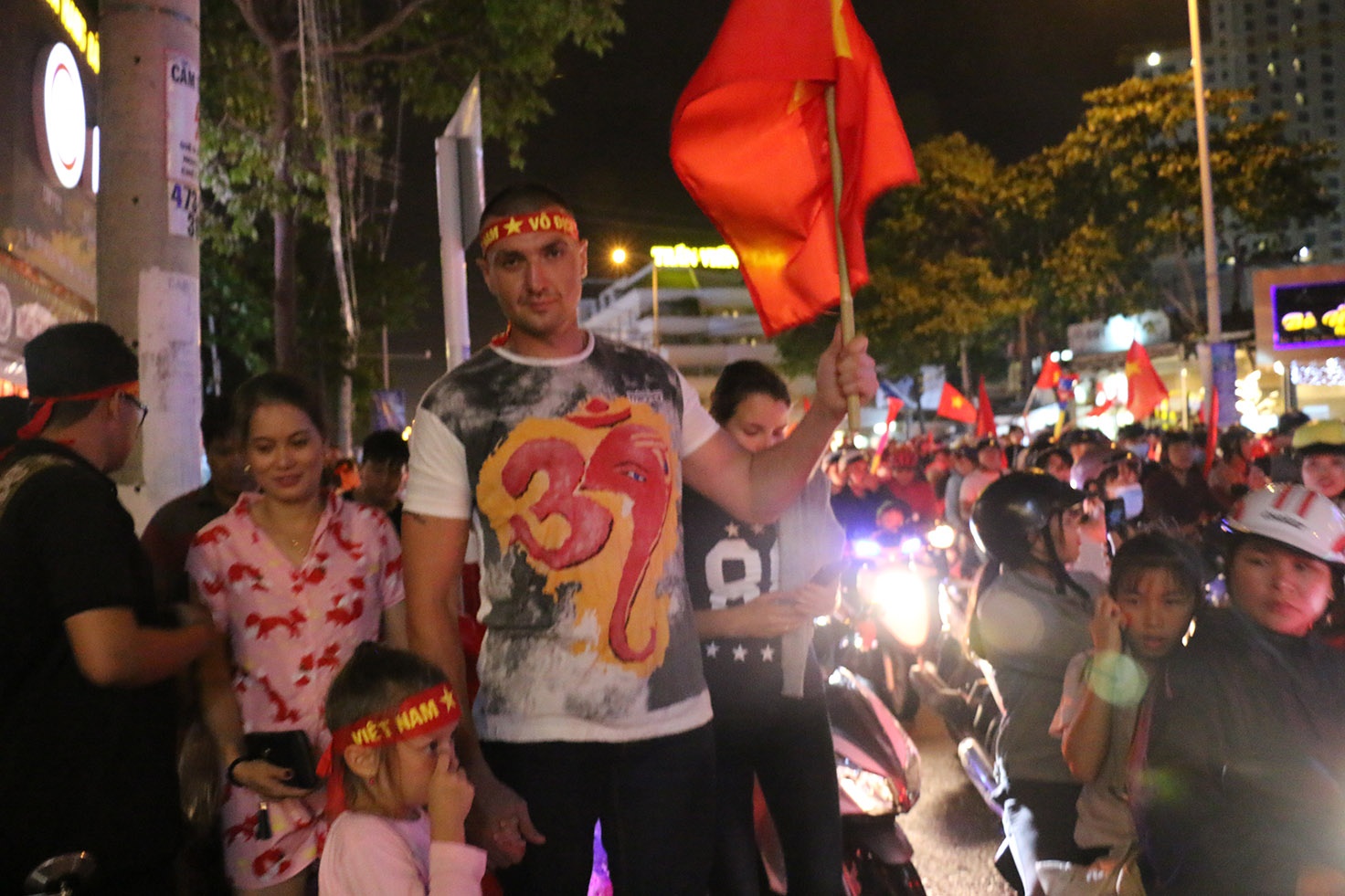 Khach Tay xuong duong chuc mung tuyen Viet Nam vo dich AFF Cup 2018 hinh anh