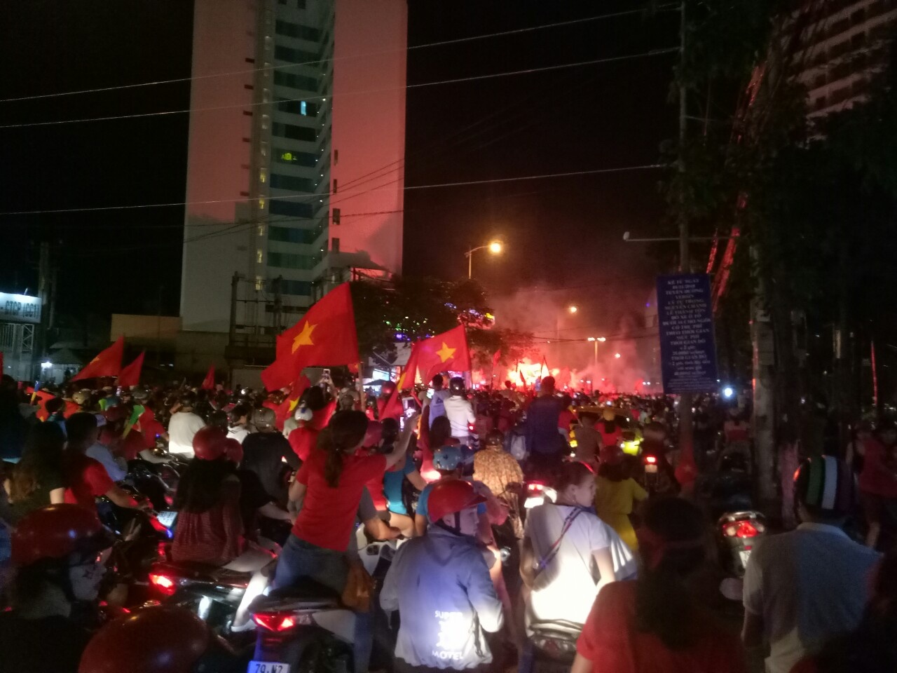 Nguoi dan Nha Trang dot phao sang mung tuyen Viet Nam vo dich AFF Cup hinh anh