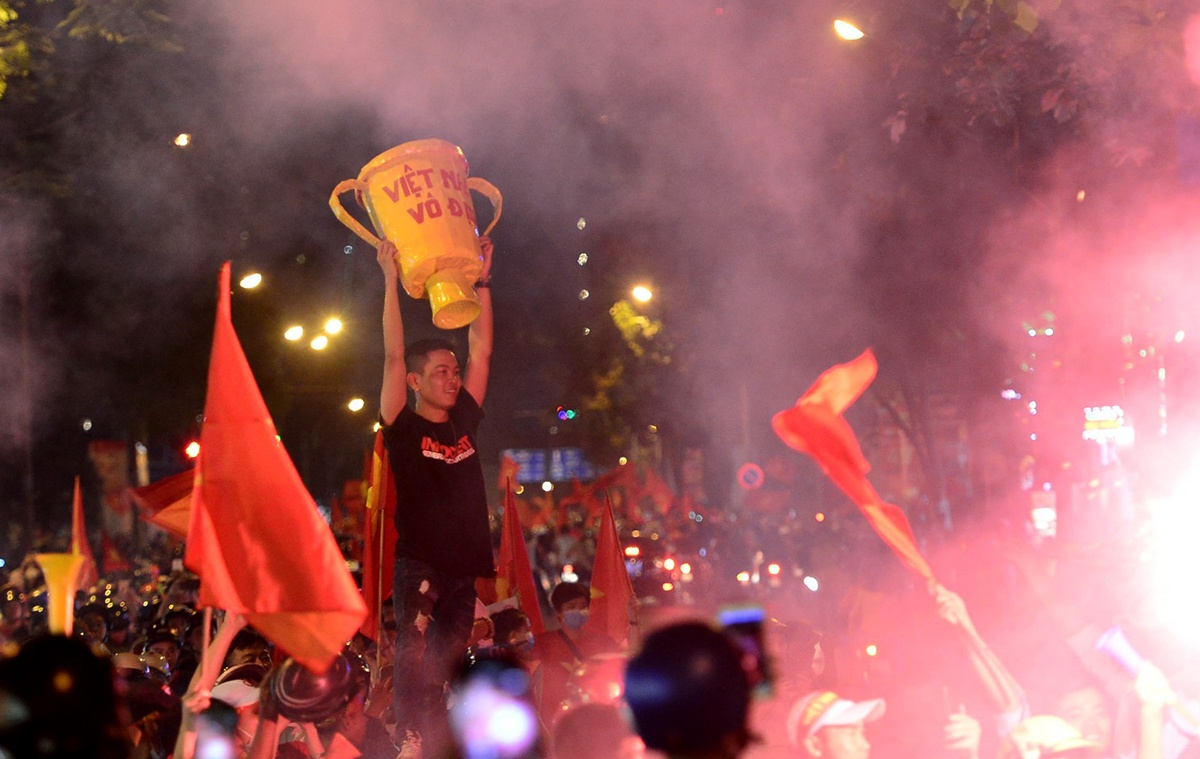 Nguoi Sai Gon mang cup xuong duong mung tuyen Viet Nam vo dich hinh anh