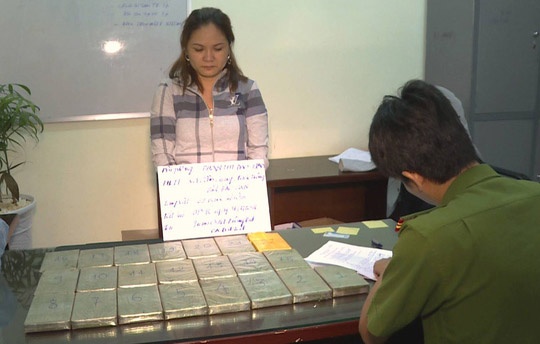 Truy to nguoi phu nu van chuyen 22 banh heroin xuyen bien gioi hinh anh