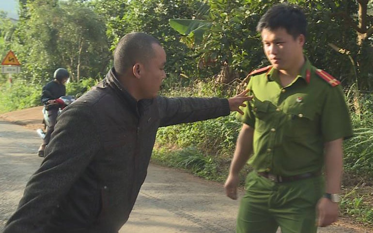 Thanh nien vi pham luat giao thong con dam cong an hinh anh