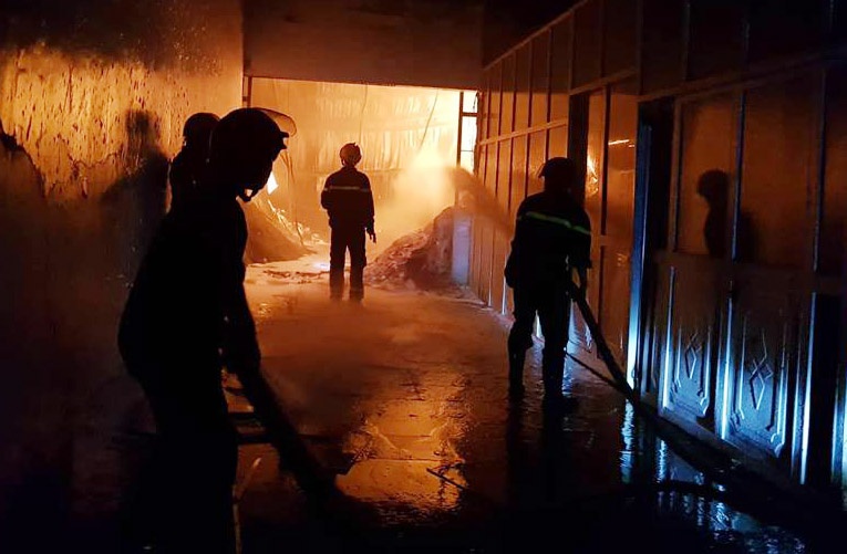 Hang tram chien si dap dam chay luc nua dem hinh anh