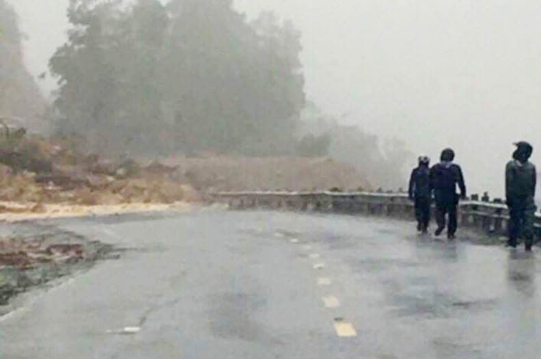 Hang nghin met khoi dat da do xuong deo Khanh Le hinh anh