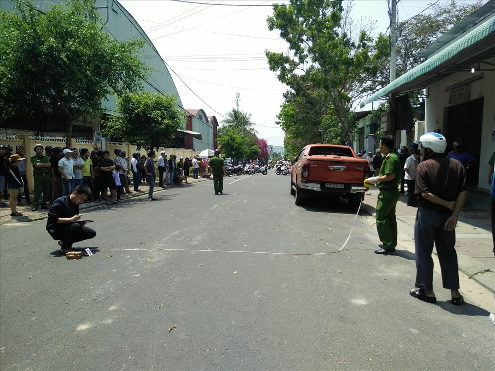 Thanh nien nghi bi ban chet khi di lam hinh anh