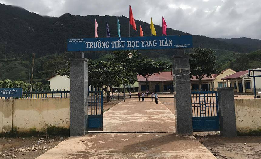 Hieu truong an chan tien cua hoc sinh anh 1