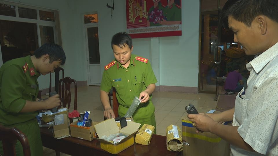 Tam giu xe thu bao cho hang chuc roi dien, sung va hang nhap lau hinh anh